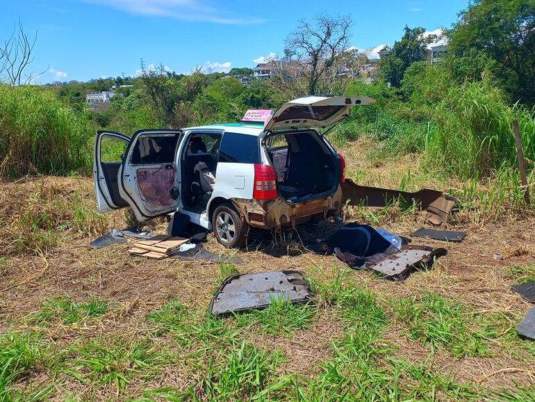 El vehículo robado fue desmantelado en partes y luego abandonado.