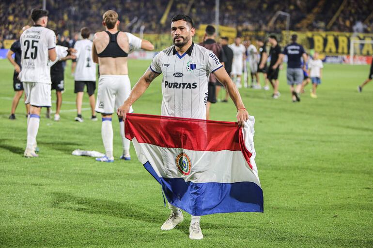 MONTEVIDEO (URUGUAY) 16/12/2023.- Miguel Samudio festeja al ganar con Liverpool FC el campeonato uruguayo tras vencer a Peñarol hoy, en el Estadio Campeón del Siglo en Montevideo (Uruguay). EFE/ Gastón Britos
