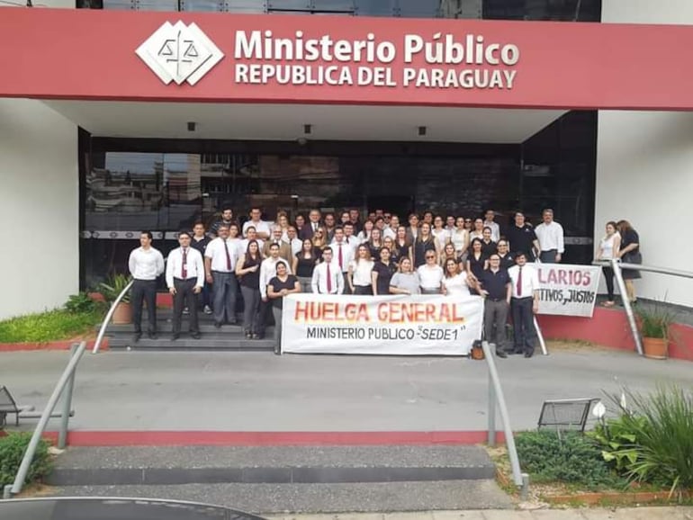 Funcionarios del Ministerio Público de todo el país hacen huelga desde hoy.