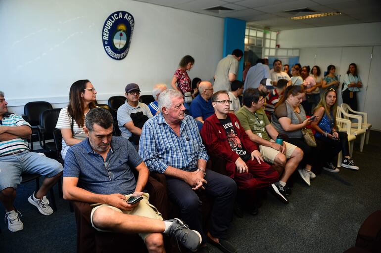 Argentinos residentes en Asunción esperan su turno para votar en la segunda vuelta de las elecciones presidenciales hoy, en la sede del Consulado en Asunción (Paraguay). Unos 17.000 argentinos residentes en Paraguay están habilitados para votar en el balotaje. EFE/ Daniel Piris
