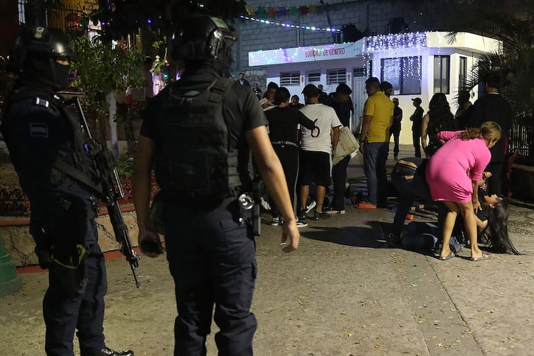 Integrantes de la policía estatal resguardan la zona donde fue asesinado el presidente del Patronato de la Feria de Chilpancingo, Martín Roberto Ramírez, este martes en la ciudad de Chilpancingo el estado de Guerrero (México).