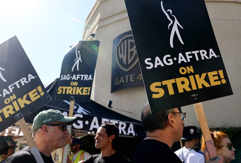 Miembros del Sindicato de Actores en huelga protestan frente a los estudios de Warner Bros. en Burbank, California, el pasado 26 de septiembre.