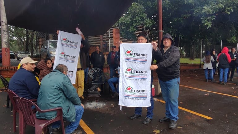 Los trabajadores de la Ande se movilizaron este lunes frente a la sede del Centro de Distribución en Ciudad del Este.