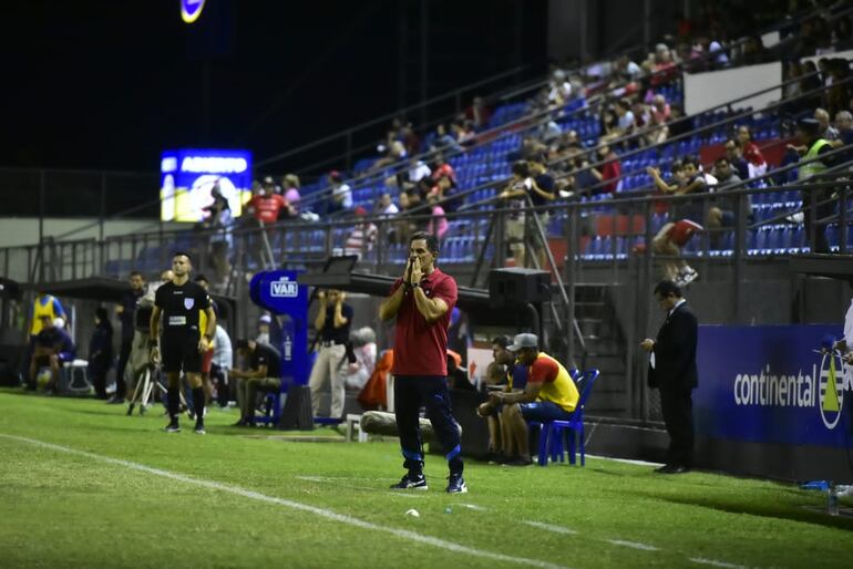 El argentino Víctor Bernay, entrenador de Cerro Porteño, en un partido frente a Nacional por el fútbol paraguayo en el estadio Arsenio Erico, en Asunción.