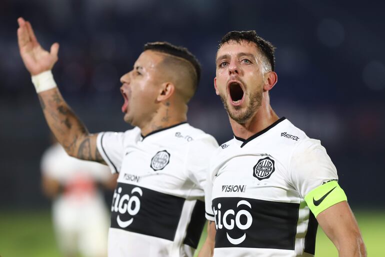 El uruguayo Alejandro Silva, futbolista de Olimpia, celebra un gol con Derlis González (d).