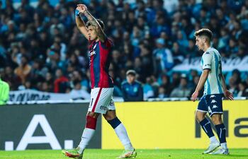 El paraguayo Adam Bareiro (i), futbolista de San Lorenzo, festeja el gol contra Racing en el Cilindro de Avellaneda por la Liga Profesional 2023 de Argentina.