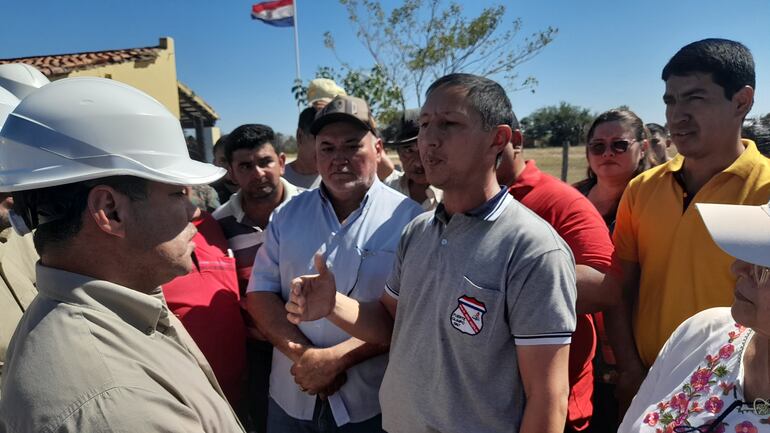 El docente Leonardo Lezcano, encara al presidente de la ANDE Felix Sosa, pidiéndole que se mejore el servicio de energía en la zona.