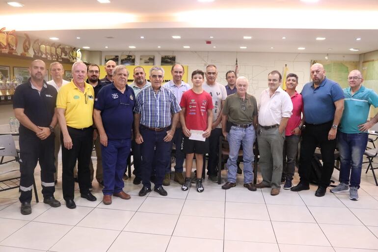 Integrantes del TACPy posan junto a Giovanni Venzano, familiares y amigos.