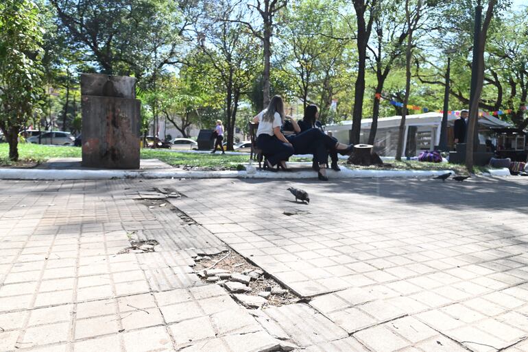 Pisos destrozados en la Plaza Juan E. O’Leary no fueron arreglados por la Municipalidad de Asunción.