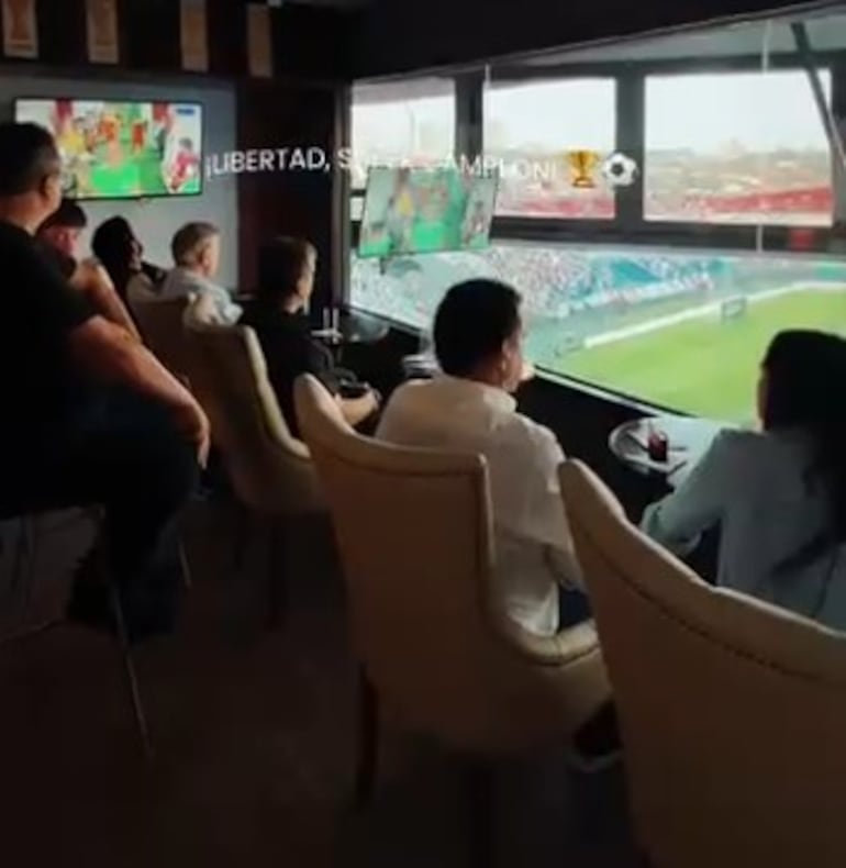 El senador Gustavo Leite sentando en el palco, detrás de Horacio Cartes (camisa blanca).