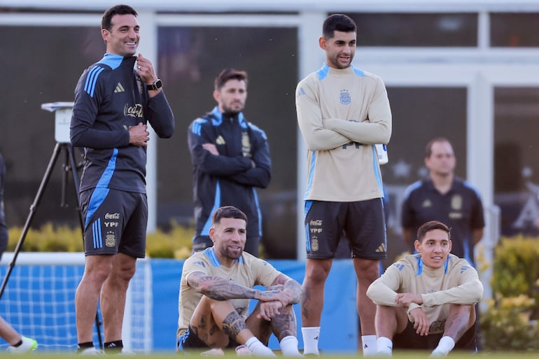 Lionel Scaloni (i), entrenador de la selección de Argentina.
