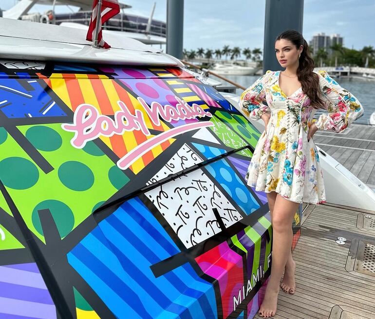 Nadia Ferreira a bordo de su yate Lady Nadia, que ahora luce el arte de Romero Britto.