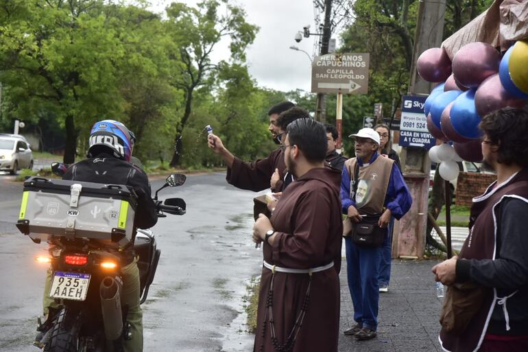 Bendición de autos sobre la avenida Perón.