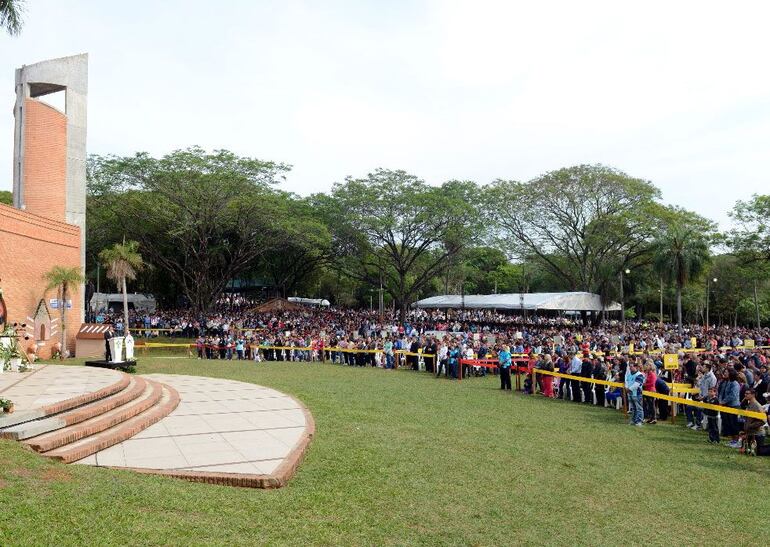 Cientos de fieles devotos llegan cada año hasta el santuario para honrar a la Virgen de Schoenstatt.