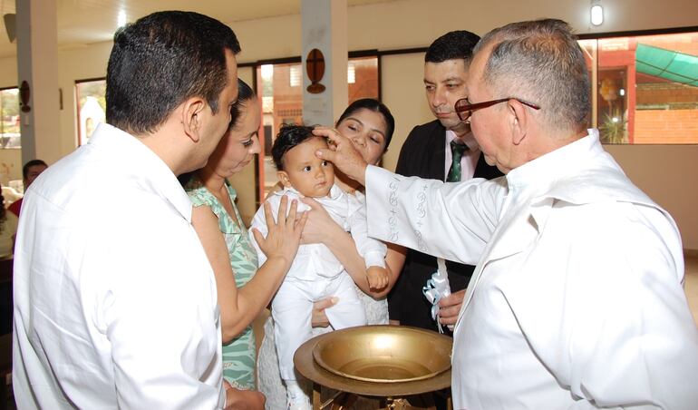 Matías, el hijo de Rubén Darío Orué y Lilian Reyes, recibió el sacramento del bautismo.