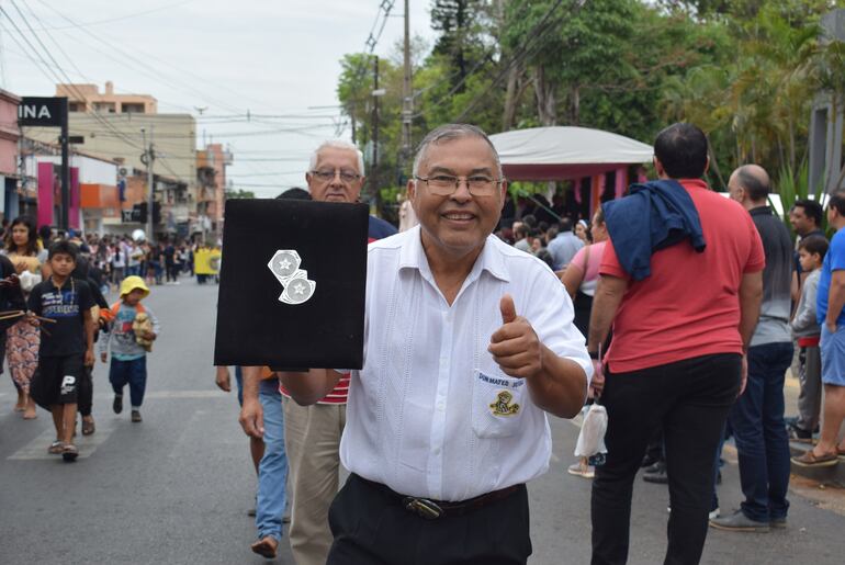 Joyeros, artesanos y músicos de Luque desfilaron por primera vez en honor a la Virgen del Rosario de Luque. 