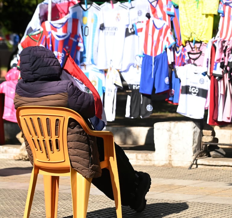 Vendedores buscaron el abrigo del sol en las calles de Asunción.