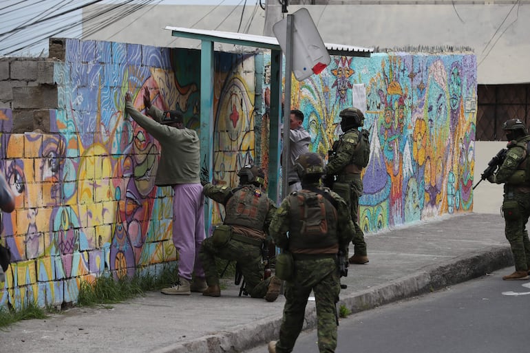 Una compañía de soldados ecuatorianos requisa a pobladores en Quito (Ecuador).