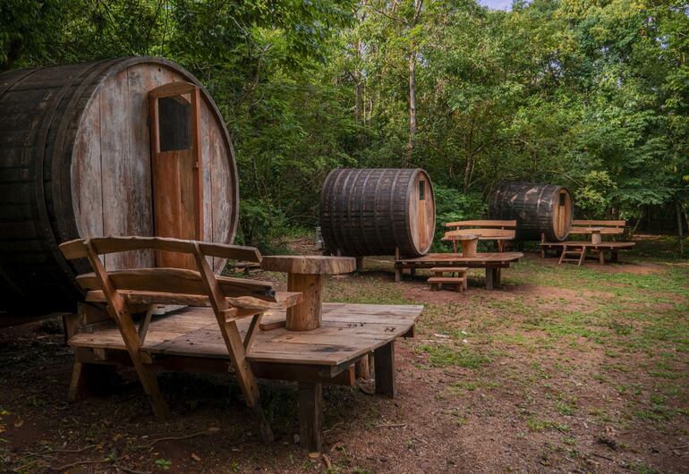 Bungalows hechos de toneles gigantes para pernoctar en el   Parque Ecológico Salto Suizo.