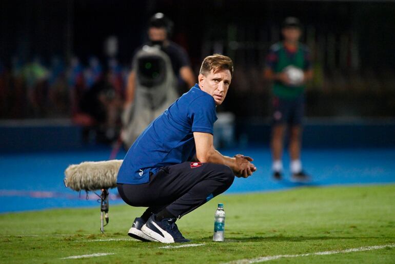 El argentino Facundo Sava, entrenador de Cerro Porteño, en el partido contra Tacuary en el estadio La Nueva Olla de Asunción por la undécima jornada del torneo Apertura 2023 del fútbol paraguayo.