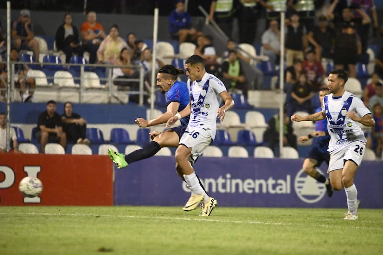 Momento del remate de Francisco da Costa para el gol de Cerro Porteño