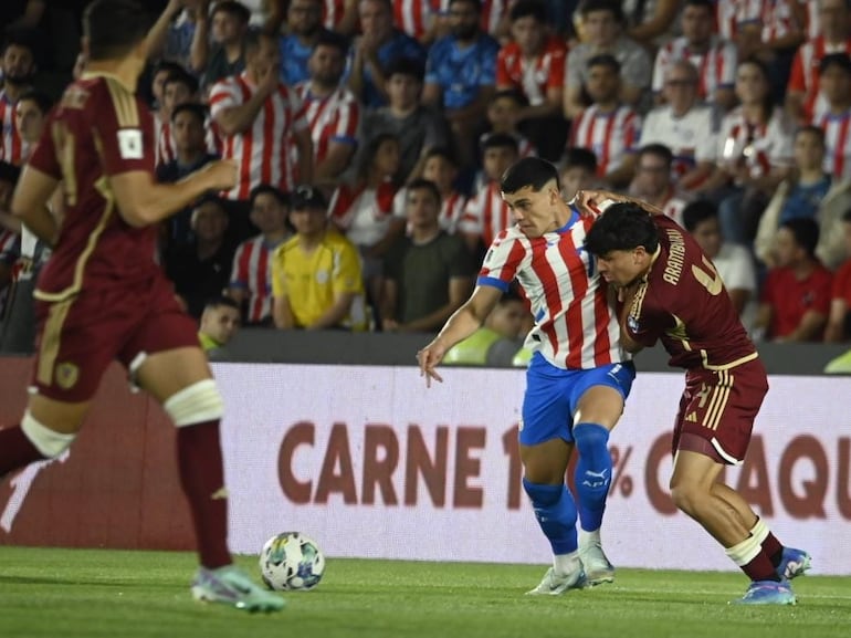 Ramón Sosa, jugador de la selección de Paraguay, disputa la pelota en un partido frente a Venezuela por la fecha 10 de las Eliminatorias Sudamericanas 2026 en el estadio Defensores del Chaco, en Asunción.