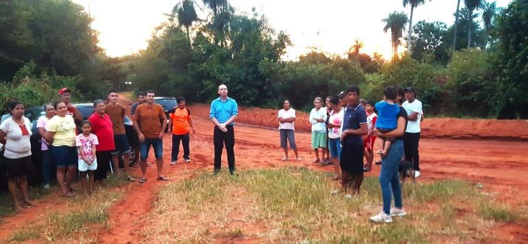 El intendente liberal, Luis Rodríguez, conversó con los vecinos y les prometió que el vertedero no se instalará en la compañía Pirayú Calle.