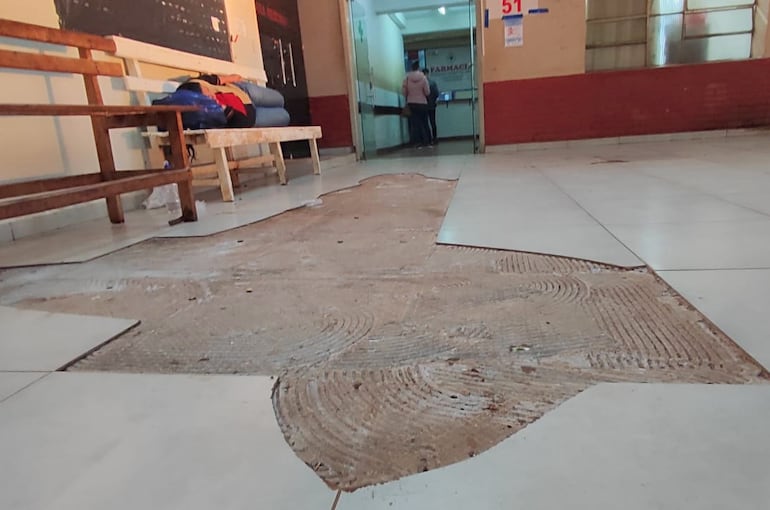 Piso destrozado en el Hospital Regional de Ciudad del Este. 