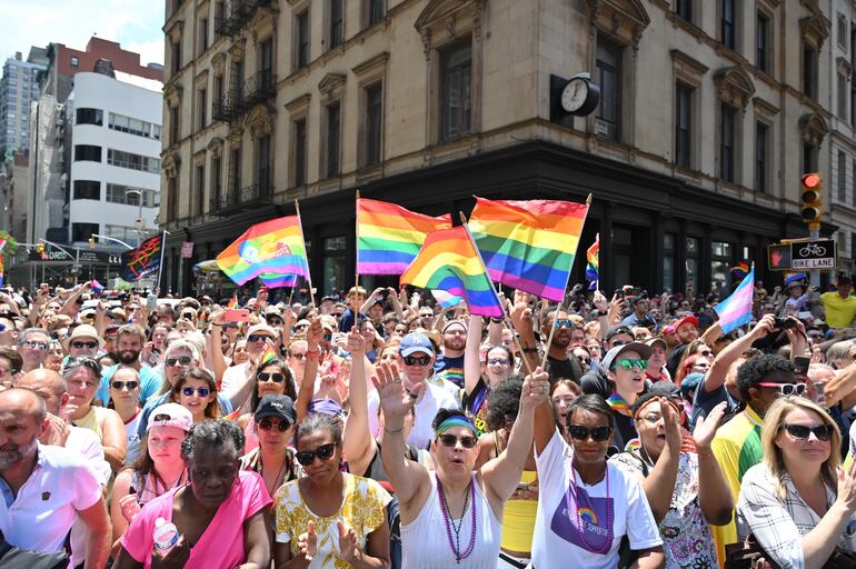 Una multitud celebra una marcha del Orgullo Gay en una de las avenidas de Nueva York, este domingo.