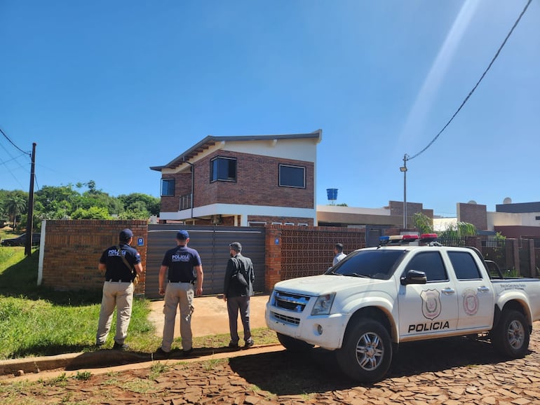 Dieron arresto domiciliario a presuntos estafadores y se habrían fugado.