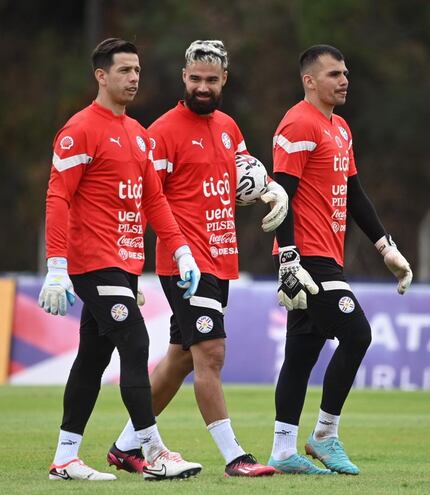 Carlos Coronel (c), se acopló a las tareas de la selección paraguaya