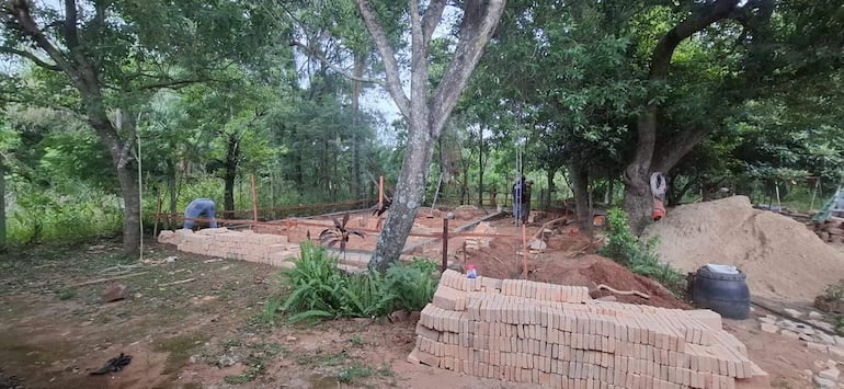 En Ybycuí en la escuela Robert F.Kenedy, se está iniciando la construcción de un comedor.