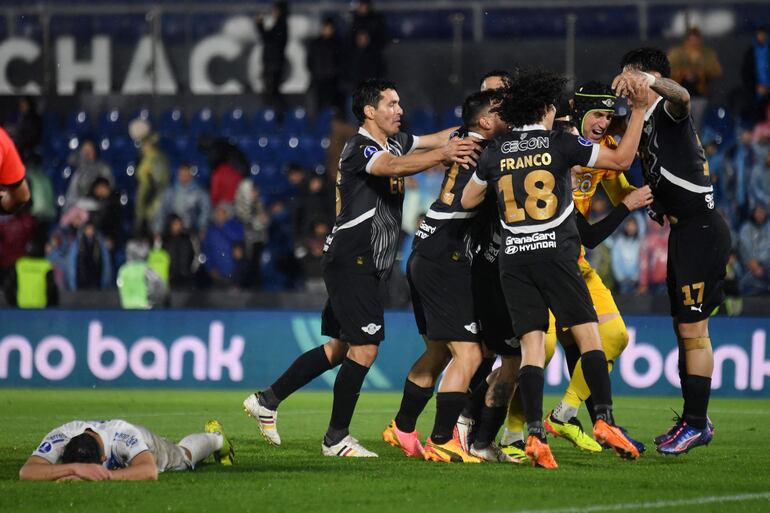 Los jugadores de Libertad festejan la victoria por penales en el partido ante Sportivo Ameliano por la revancha de los cuartos de final de la Copa Sudamericana 2024 en el estadio Defensores del Chaco, en Asunción, Paraguay.