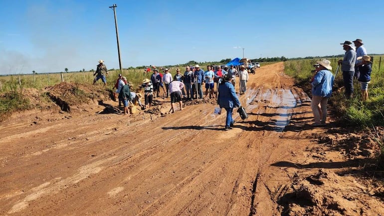 Pobladores del distrito de Quyquyhó hacen vaquita para salir a mejorar acceso rural que une con María Antonia.