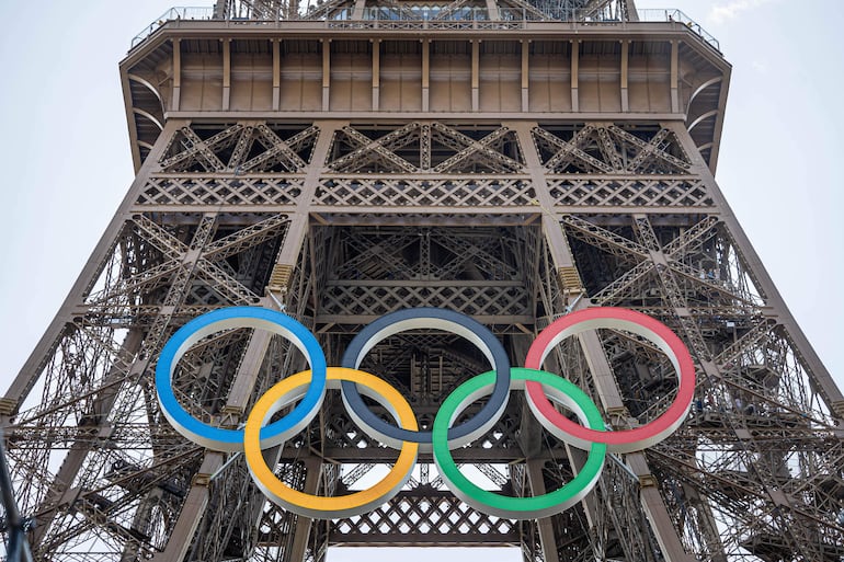 La torre Eiffel con los anillos olímpicos.