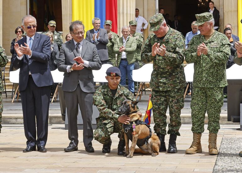 El presidente de Colombia, Gustavo Petro, condecora hoy a la mamá de Wilson, el perro que ayudó al rescate de los niños indígenas que estuvieron perdidos en la selva durante cuarenta días y que durante el operativo se perdió en la selva, en el Palacio de Nariño en Bogotá (Colombia). 