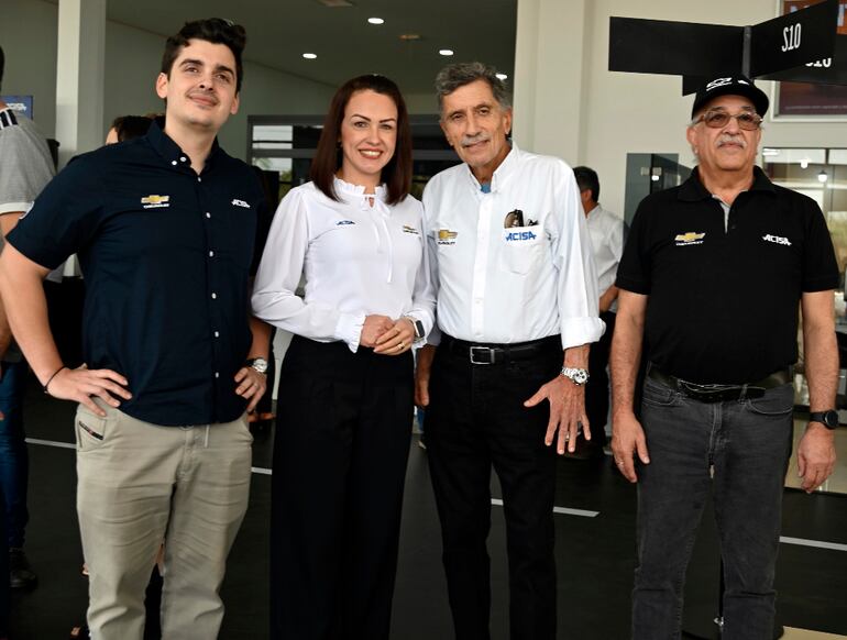 Rodolfo Zuccolillo, Andréia Moos, Javier Zuccolillo y Álvaro Sevillano durante la presentación de la S10 y Trailblazer de Chevrolet.