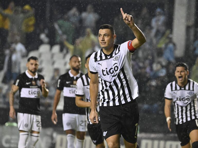 Óscar Cardozo, delantero de Libertad, celebra un gol en el partido contra Olimpia por el torneo Apertura 2023 del fútbol paraguayo en el estadio La Huerta, en Asunción.