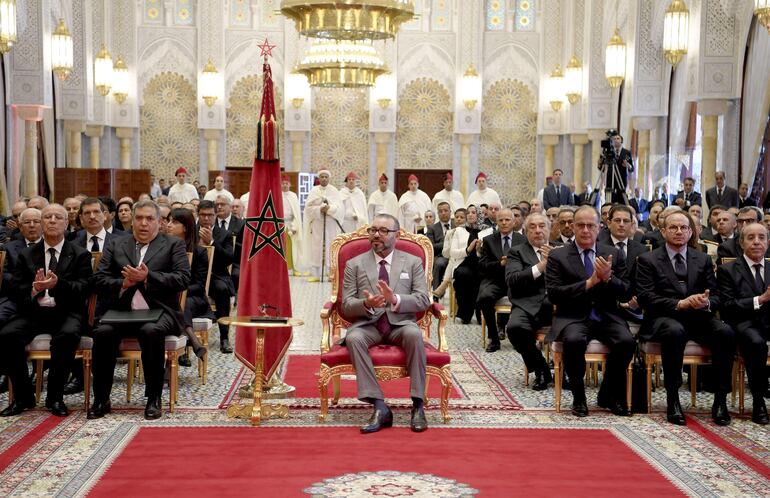 El rey Mohammed VI (c) preside en mayo de 2018 en el Palacio Real de Rabat la ceremonia de presentación de los programas de valorización de las antiguas medinas de Rabat y Marrakech. 