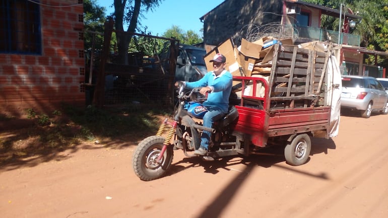 En el momento de la intervención un motocarro llegaba con cargas.