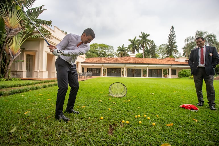 Santiago Peña juega al golf en Mburuvicha Roga.