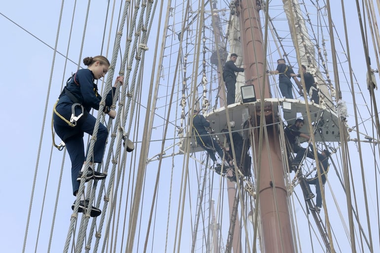 La princesa Leonor ha realizado uno de los ejercicios más llamativos que ejecutará durante su instrucción naval a bordo del buque escuela Juan Sebastián de Elcano: subirse a uno de sus cuatro palos, de casi 50 metros de altura, para maniobrar con las velas. EFE/Casa Real/Francisco Gómez.