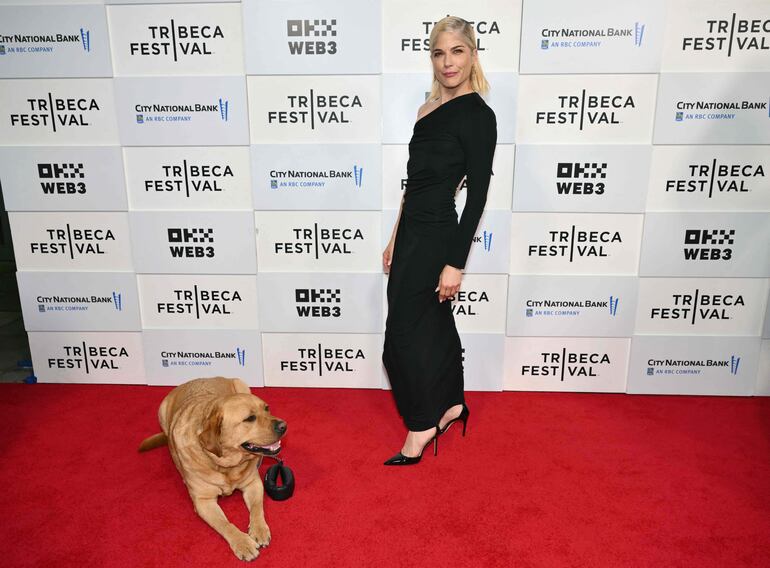 Selma Blair y su perro Scout en la red carpet.