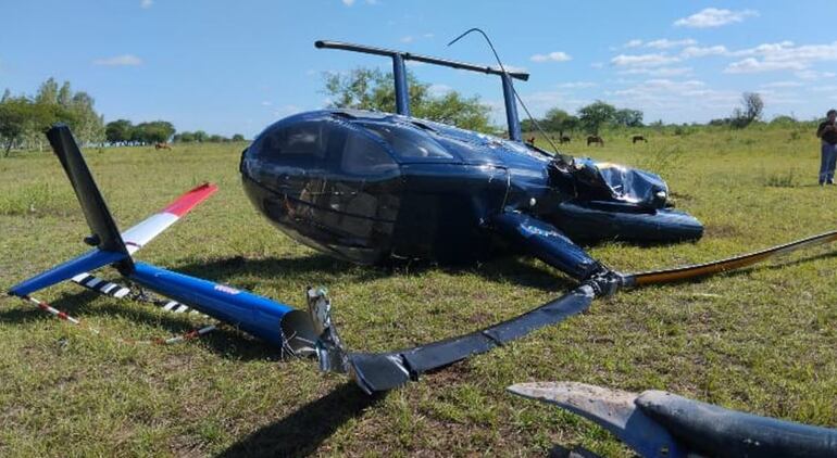 Así quedó el helicóptero de la Policía Nacional luego del aterrizaje de emergencia en Nanawa. (gentileza).