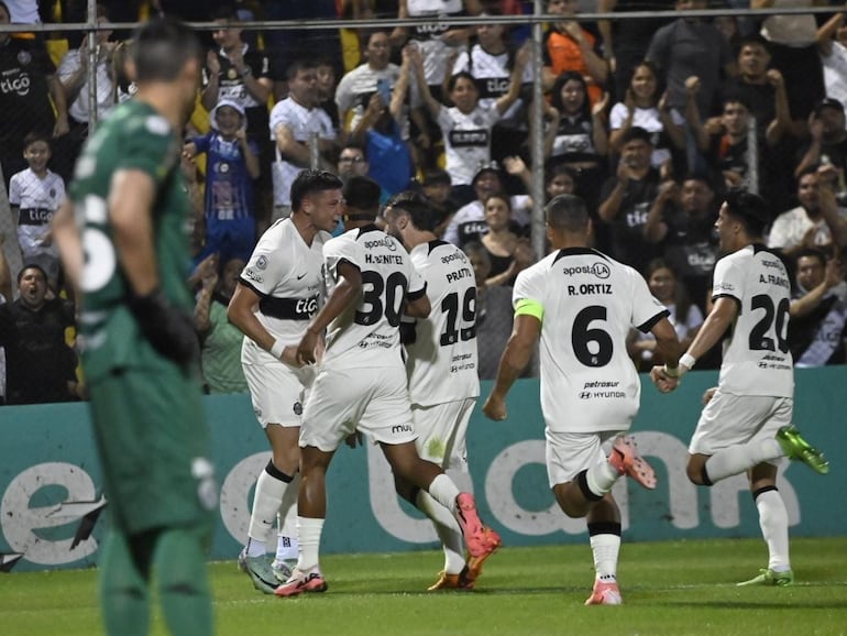 Manuel Capasso (i), futbolista de Olimpia, celebra un gol en el partido frente a Sol de américa por la cuarta fecha del torneo Clausura 2024 del fútbol paraguayo en el estadio Rogelio Silvino Livieres, en Asunción.