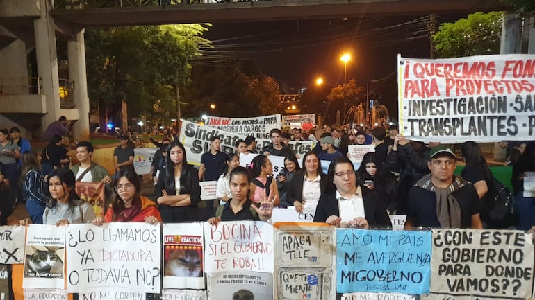 Estudiantes de la UNE marchando al Puente de la Amistad en rechazo de Hambre Cero y exigiendo nueva ley.