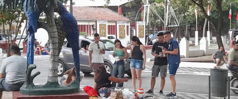 Los visitantes se pasean por la plaza céntrica de la ciudad y observan los trabajos artesanales de los indígenas de la parcialidad Maká.