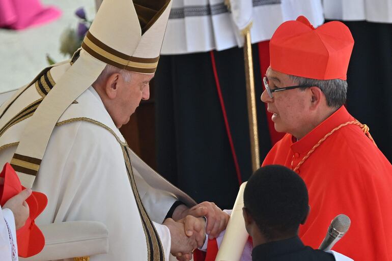 El arzobispo colombiano de Bogotá, Luis José Rueda Aparicio (R), es elevado cardenal por el Papa Francisco durante un consistorio para crear 21 nuevos cardenales en la plaza de San Pedro en el Vaticano el 30 de septiembre de 2023. 