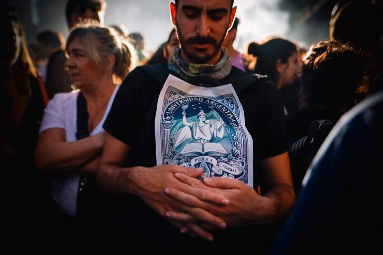 Manifestantes participaron ayer en una movilización del sector educativo contra el gobierno del presidente Javier Milei en Buenos Aires (Argentina). A lo largo y ancho de todo el país hubo marchas convocadas por sindicatos estudiantiles, a quienes se sumaron los docentes, contra los recortes en la financiación a la universidad pública practicados por el Ejecutivo del libertario Milei.