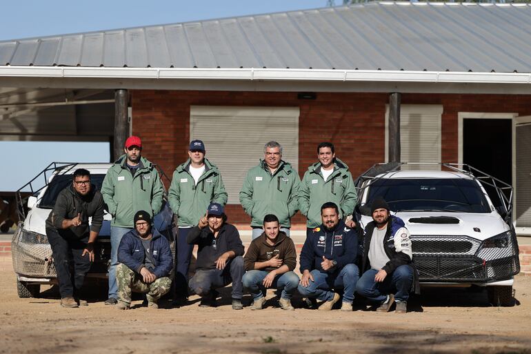 Augusto Bestard junto a Héctor Nunes (d) y Javier Ugarriza con Diego Fabiani, realizaron la recorrida.